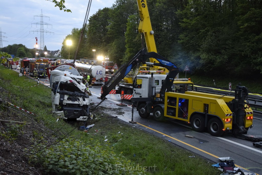 VU Gefahrgut LKW umgestuerzt A 4 Rich Koeln Hoehe AS Gummersbach P486.JPG - Miklos Laubert